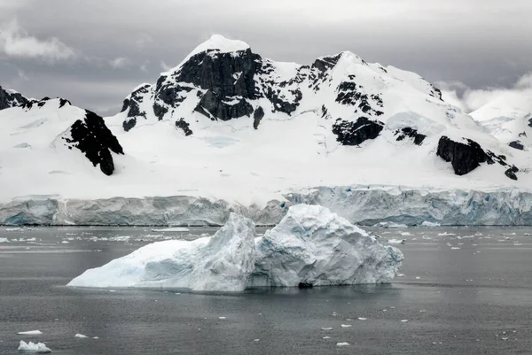 Antarktika - Antarktika Yarımadası - Palmer Takımadası 'nda gezinti. Neumayer Kanalı. Küresel ısınma - Peri masalı manzarası