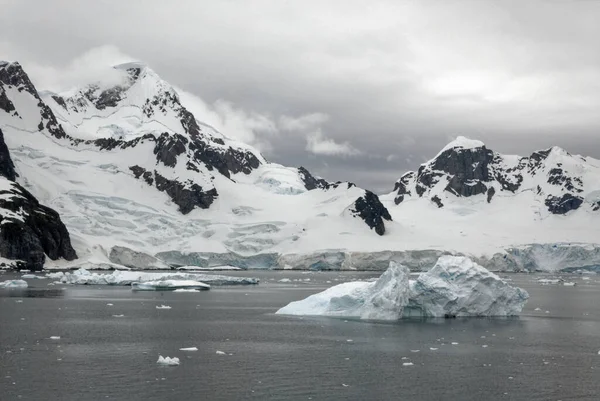 Antarktika - Antarktika Yarımadası - Palmer Takımadası 'nda gezinti. Neumayer Kanalı. Küresel ısınma - Peri masalı manzarası