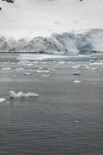 Antarktika - Antarktika Yarımadası - Palmer Takımadası 'nda gezinti. Neumayer Kanalı. Küresel ısınma - Peri masalı manzarası