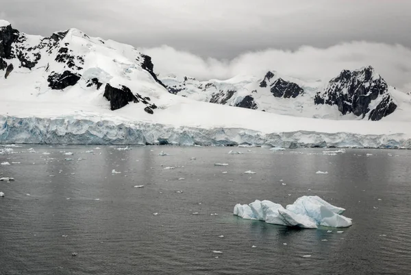 Antarktika - Antarktika Yarımadası - Palmer Takımadası 'nda gezinti. Neumayer Kanalı. Küresel ısınma - Peri masalı manzarası