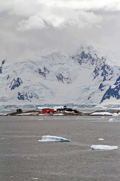 View Chilean Station Gonzales Videla Antarctic Mainland Waterboat Point Paradise — Stock Photo, Image