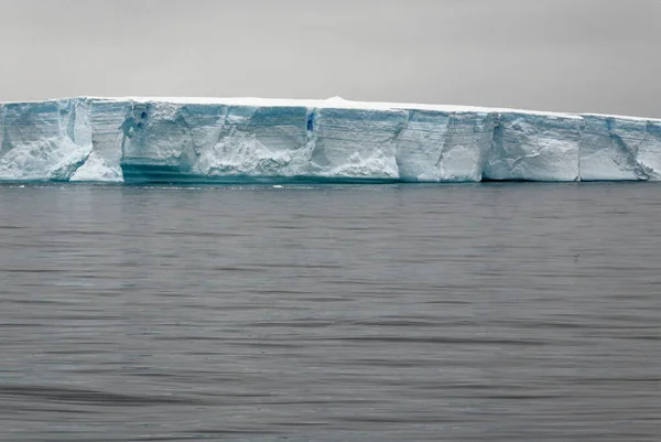 南極半島 パーマー諸島 ニューメイヤー海峡 地球温暖化 おとぎ話の風景 ブランズフィールド海峡の表地氷山 — ストック写真