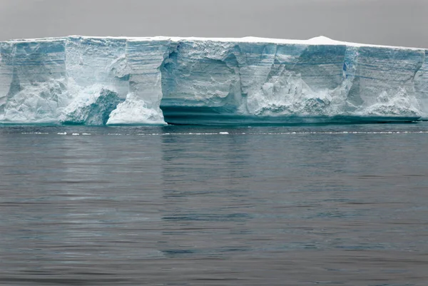 南极洲 南极半岛 帕尔默群岛 诺伊迈尔海峡 全球变暖 童话景观 布兰斯菲尔德海峡的塔布拉冰山 — 图库照片
