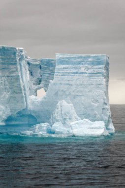 Antarktika, Antarktika Yarımadası, Palmer Takımadası, Neumayer Kanalı - Küresel ısınma - Peri masalı manzarası - Bransfield Boğazı 'ndaki Tabular Buzdağı
