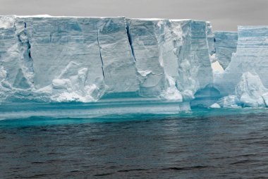 Antarktika, Antarktika Yarımadası, Palmer Takımadası, Neumayer Kanalı - Küresel ısınma - Peri masalı manzarası - Bransfield Boğazı 'ndaki Tabular Buzdağı