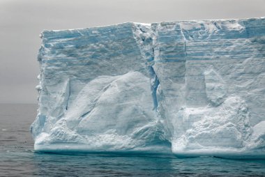 Antarktika, Antarktika Yarımadası, Palmer Takımadası, Neumayer Kanalı - Küresel ısınma - Peri masalı manzarası - Bransfield Boğazı 'ndaki Tabular Buzdağı
