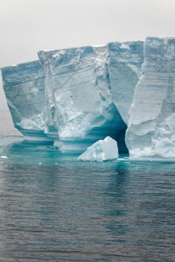 Antarktika, Antarktika Yarımadası, Palmer Takımadası, Neumayer Kanalı - Küresel ısınma - Peri masalı manzarası - Bransfield Boğazı 'ndaki Tabular Buzdağı