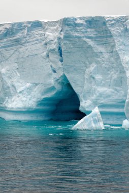 Antarktika, Antarktika Yarımadası, Palmer Takımadası, Neumayer Kanalı - Küresel ısınma - Peri masalı manzarası - Bransfield Boğazı 'ndaki Tabular Buzdağı