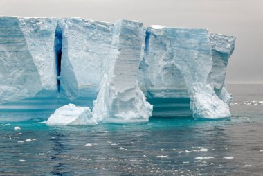 Antarktika, Antarktika Yarımadası, Palmer Takımadası, Neumayer Kanalı - Küresel ısınma - Peri masalı manzarası - Bransfield Boğazı 'ndaki Tabular Buzdağı