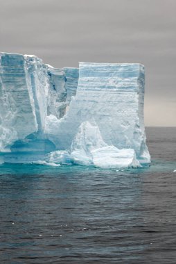 Antarktika, Antarktika Yarımadası, Palmer Takımadası, Neumayer Kanalı - Küresel ısınma - Peri masalı manzarası - Bransfield Boğazı 'ndaki Tabular Buzdağı