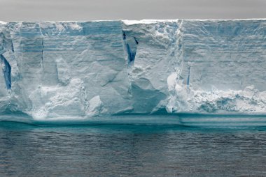 Antarktika, Antarktika Yarımadası, Palmer Takımadası, Neumayer Kanalı - Küresel ısınma - Peri masalı manzarası - Bransfield Boğazı 'ndaki Tabular Buzdağı