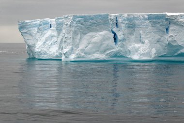 Antarktika, Antarktika Yarımadası, Palmer Takımadası, Neumayer Kanalı - Küresel ısınma - Peri masalı manzarası - Bransfield Boğazı 'ndaki Tabular Buzdağı