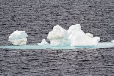 Antarktika - Okyanusta Sürüklenen Tablo Olmayan Buzdağı - Bulutlu Bir Gün 'de Antarktika