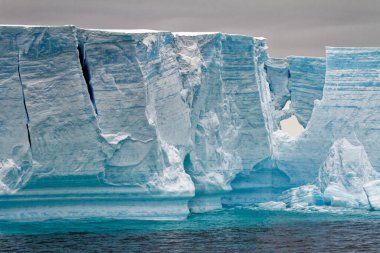 Antarktika, Antarktika Yarımadası, Palmer Takımadası, Neumayer Kanalı - Küresel ısınma - Peri masalı manzarası - Bransfield Boğazı 'ndaki Tabular Buzdağı