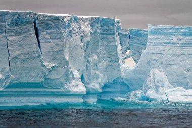 Antarktika, Antarktika Yarımadası, Palmer Takımadası, Neumayer Kanalı - Küresel ısınma - Peri masalı manzarası - Bransfield Boğazı 'ndaki Tabular Buzdağı