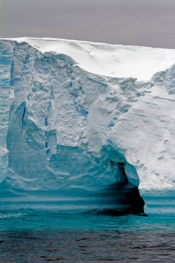 Antarktika, Antarktika Yarımadası, Palmer Takımadası, Neumayer Kanalı - Küresel ısınma - Peri masalı manzarası - Bransfield Boğazı 'ndaki Tabular Buzdağı