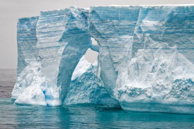 Antarktika, Antarktika Yarımadası, Palmer Takımadası, Neumayer Kanalı - Küresel ısınma - Peri masalı manzarası - Bransfield Boğazı 'ndaki Tabular Buzdağı
