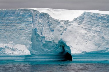Antarktika, Antarktika Yarımadası, Palmer Takımadası, Neumayer Kanalı - Küresel ısınma - Peri masalı manzarası - Bransfield Boğazı 'ndaki Tabular Buzdağı