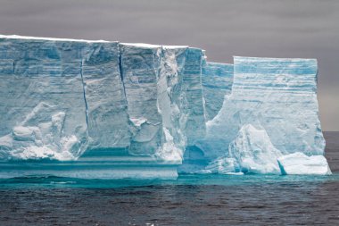 Antarktika, Antarktika Yarımadası, Palmer Takımadası, Neumayer Kanalı - Küresel ısınma - Peri masalı manzarası - Bransfield Boğazı 'ndaki Tabular Buzdağı