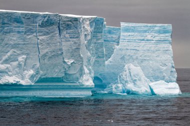 Antarktika, Antarktika Yarımadası, Palmer Takımadası, Neumayer Kanalı - Küresel ısınma - Peri masalı manzarası - Bransfield Boğazı 'ndaki Tabular Buzdağı