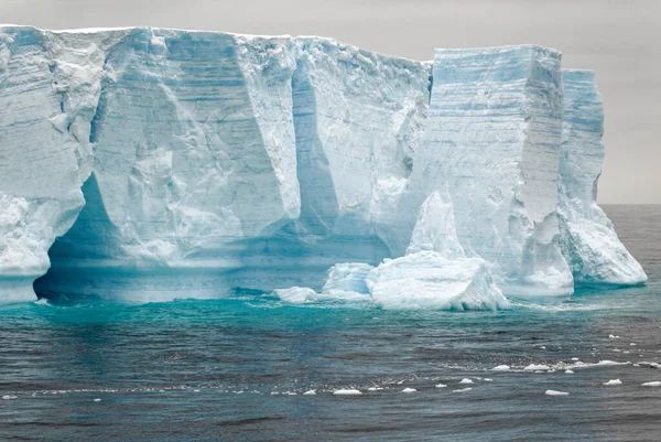 南极洲 南极半岛 帕尔默群岛 诺伊迈尔海峡 全球变暖 童话景观 布兰斯菲尔德海峡的塔布拉冰山 — 图库照片