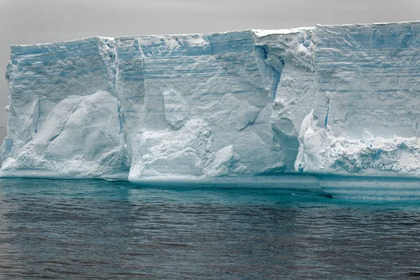 南極半島 パーマー諸島 ニューメイヤー海峡 地球温暖化 おとぎ話の風景 ブランズフィールド海峡の表地氷山 — ストック写真