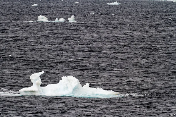 Antarctica Non Tabular Iceberg Drifting Ocean Antarctica Cloudy Day — Photo