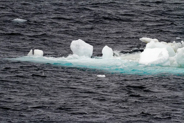 Antarctica Non Tabular Iceberg Drifting Ocean Antarctica Cloudy Day — Stockfoto