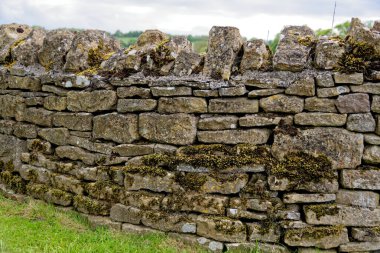 Cotswold köyü Bourton 'dan Gloucestershire, İngiltere, İngiltere' ye yaz manzarası.
