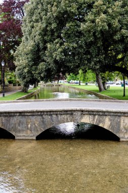 Windrush Nehri 'nin karşısında İngiltere' nin Gloucestershire kentinde Cotswold kasabasında yaz öğleden sonra. 25 Mayıs 2015