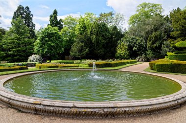 Warwick Kalesi 'ndeki Garden and Fountain Warwick, Warwickshire, İngiltere. 20 Mayıs 2022.