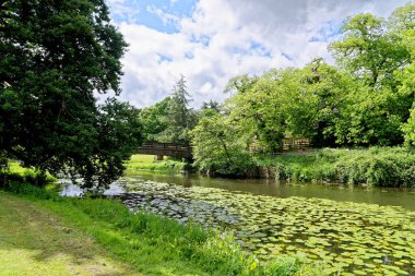 Warwick Kalesi 'nin içinde Warwick, Warwickshire, İngiltere' deki River Avon ve Garden. 20 Mayıs 2022.