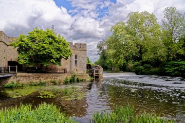 Warwick Kalesi 'nin içinde Warwick, Warwickshire, İngiltere' deki River Avon ve Garden. 20 Mayıs 2022.