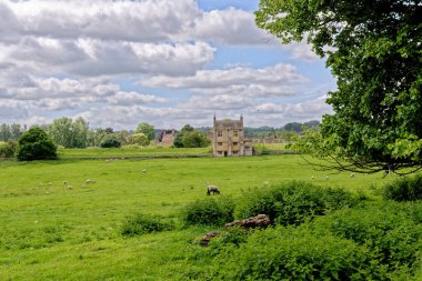 İngiltere, Chipping Campden 'daki Cotswold kırsalındaki Doğu Banket Evi ve Coneygree.