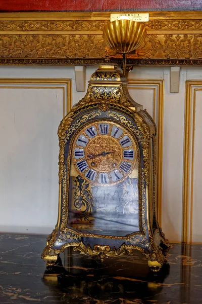英国沃里克郡沃里克城堡州立餐厅的老时钟 2022年5月20日 — 图库照片