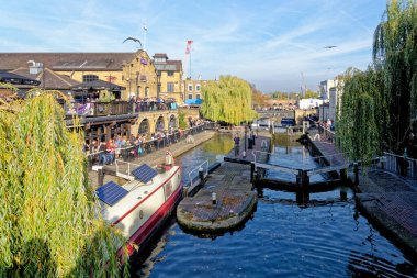 Londra, İngiltere: 31 Ekim 2015: Camden Town Kanalları. Camden 'daki işlek renkli dükkanlar Londra' da yerli ve turistler arasında en popüler yerlerden biri..