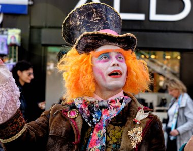 Camden Town, Londra 'da Çılgın Şapkacı ile çay içmek: 31 Ekim 2015: Camden Town. Camden 'daki işlek renkli dükkanlar Londra' da yerli ve turistler arasında en popüler yerlerden biri..