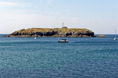 Birleşik Krallık 'taki Mounts Bay Cornwall' daki Mullion Cove 'da tarihi liman. 13 Ağustos 2022. Mullion Cove veya Porth Mellin, Cornwall 'daki Kertenkele Yarımadası' nın batı kıyısında yer alan küçük bir liman.