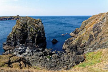 Birleşik Krallık 'taki Mounts Bay Cornwall' daki Mullion Cove 'da tarihi liman. 13 Ağustos 2022. Mullion Cove veya Porth Mellin, Cornwall 'daki Kertenkele Yarımadası' nın batı kıyısında yer alan küçük bir liman.