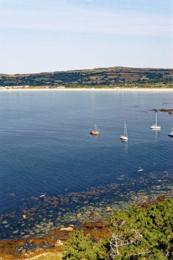 Geriye dönüp Marazion 'a doğru St. Michael' s Mount 'tan Marazion' a bakıyorum. Marazion - Cornwall, İngiltere, Birleşik Krallık. 14 Ağustos 2022