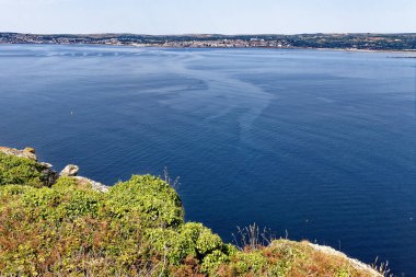 St. Michaels Dağı 'ndan Marazion' a giden limana ve geçide bakıyorum. Marazion - Cornwall, İngiltere, Birleşik Krallık. 14 Ağustos 2022