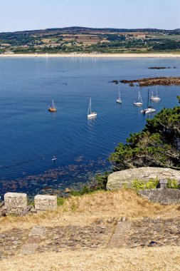 Geriye dönüp Marazion 'a doğru St. Michael' s Mount 'tan Marazion' a bakıyorum. Marazion - Cornwall, İngiltere, Birleşik Krallık. 14 Ağustos 2022