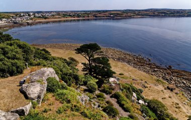 St. Michaels Dağı 'ndan Marazion' a giden limana ve geçide bakıyorum. Marazion - Cornwall, İngiltere, Birleşik Krallık. 14 Ağustos 2022