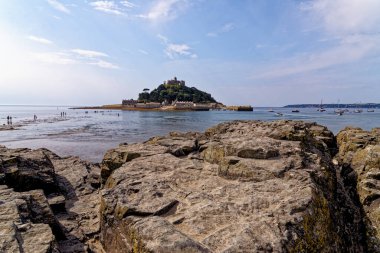 Aziz Michael Dağı 'nın ikonik simgesi. Normandiya' daki Mont Saint-Michel 'in Cornish muadili. Marazion - Cornwall, İngiltere, Birleşik Krallık. 14 Ağustos 2022