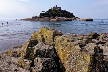 Aziz Michael Dağı 'nın ikonik simgesi. Normandiya' daki Mont Saint-Michel 'in Cornish muadili. Marazion - Cornwall, İngiltere, Birleşik Krallık. 14 Ağustos 2022