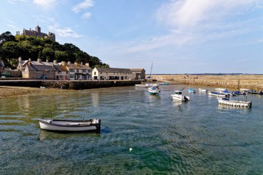 St. Michael Dağı 'ndaki liman ve köy - Normandiya' daki Mont Saint-Michel 'in Cornish muadili. Marazion - Cornwall, İngiltere, Birleşik Krallık. 14 Ağustos 2022