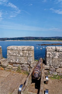 St. Michael Dağı 'ndaki Canon ve Savunma Normandiya' daki Mont Saint-Michel 'in Cornish' li muadili. Marazion - Cornwall, İngiltere, Birleşik Krallık. 14 Ağustos 2022