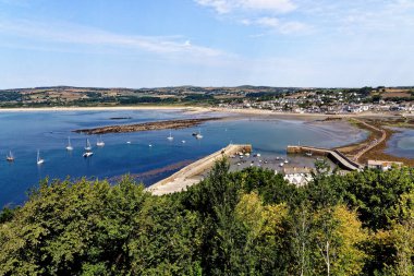 St. Michael Mount Limanı 'nın ikonik simgesi. Marazion - Cornwall, İngiltere, Birleşik Krallık. 14 Ağustos 2022