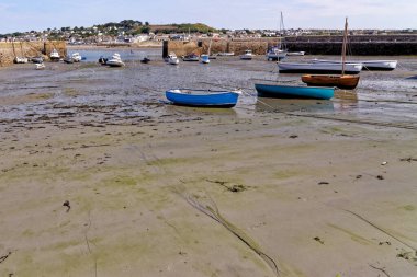 St. Michael Dağı 'ndaki liman. Normandiya' daki Mont Saint-Michel 'in Cornish' li muadili. Marazion - Cornwall, İngiltere, Birleşik Krallık. 14 Ağustos 2022