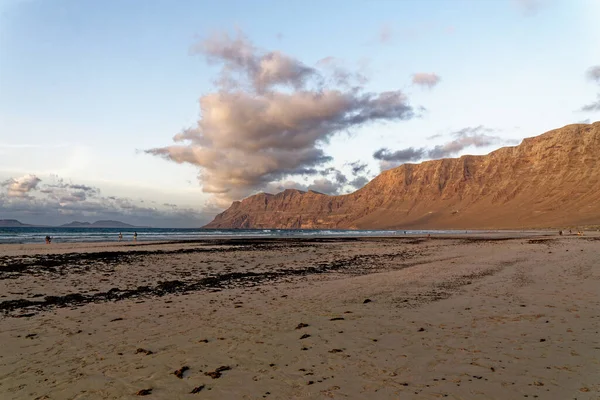 Strand Playa Famara Und Bergkette Risco Famara Abendlicht Lanzarote Kanarische — Stockfoto